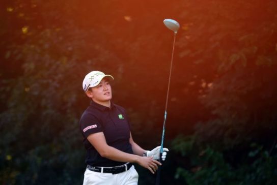 岩井明愛が3打差首位キープ