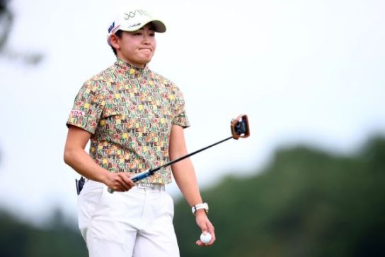 岩井明愛3打差3位、西郷真央は7位で最終日へ