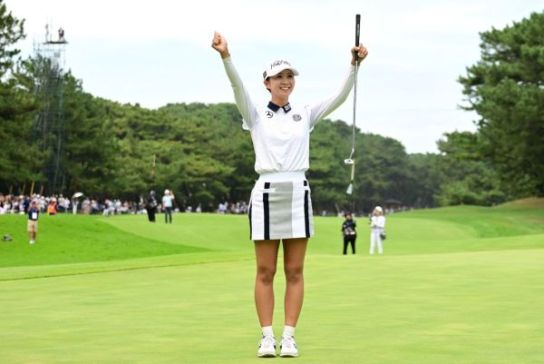 金澤志奈　念願のツアー初Vを公式競技で飾る