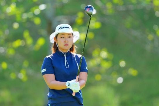 小滝、イが首位　1差3位に神谷、吉本など4人