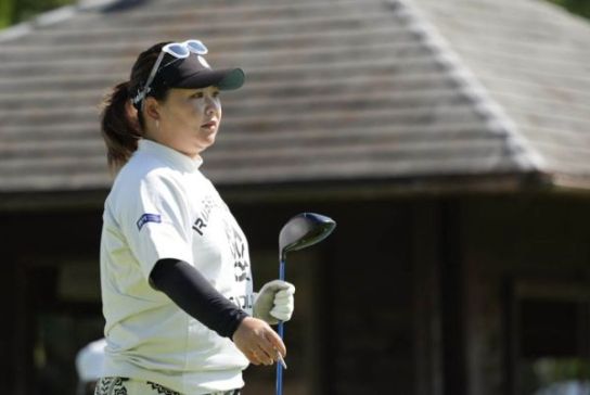東浩子が首位浮上 通算6アンダーで決勝Rへ