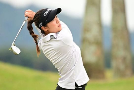 中国のジ ユアイが単独首位に立つ