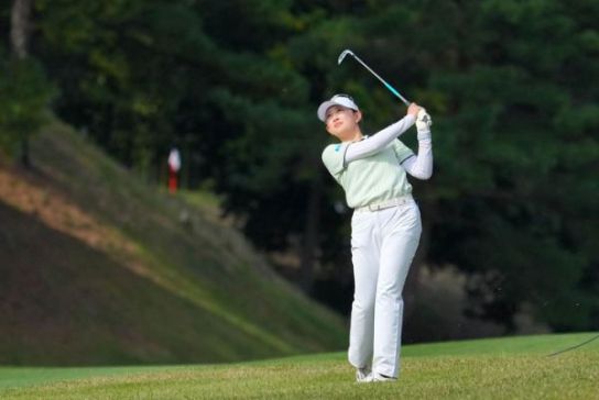 加藤麗奈が首位をキープ 今季2勝目へ前進